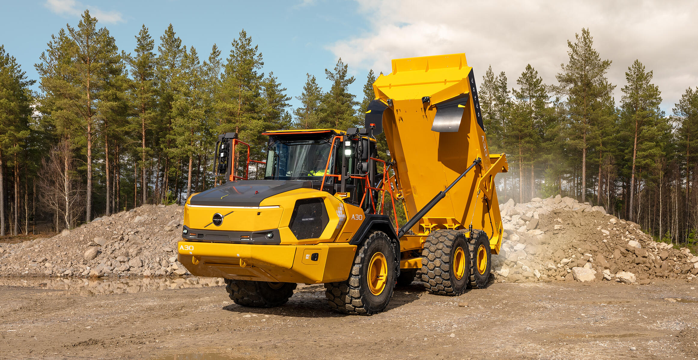 Un nouveau tombereau articulé électrique Volvo A30 Electric décharge des roches