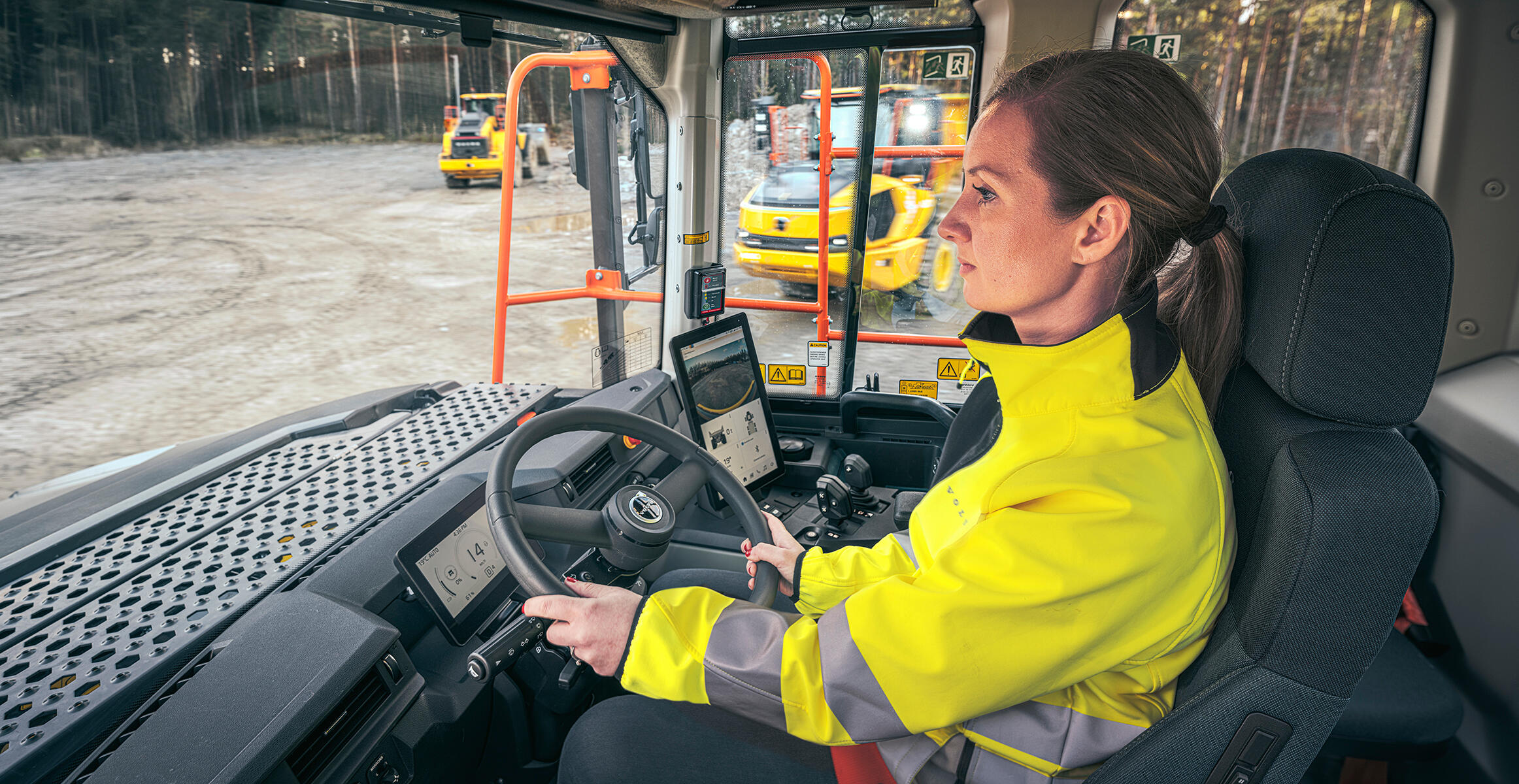 Un conducteur d'engins lourds au volant d'un nouveau tombereau articulé électrique Volvo A30 Electric