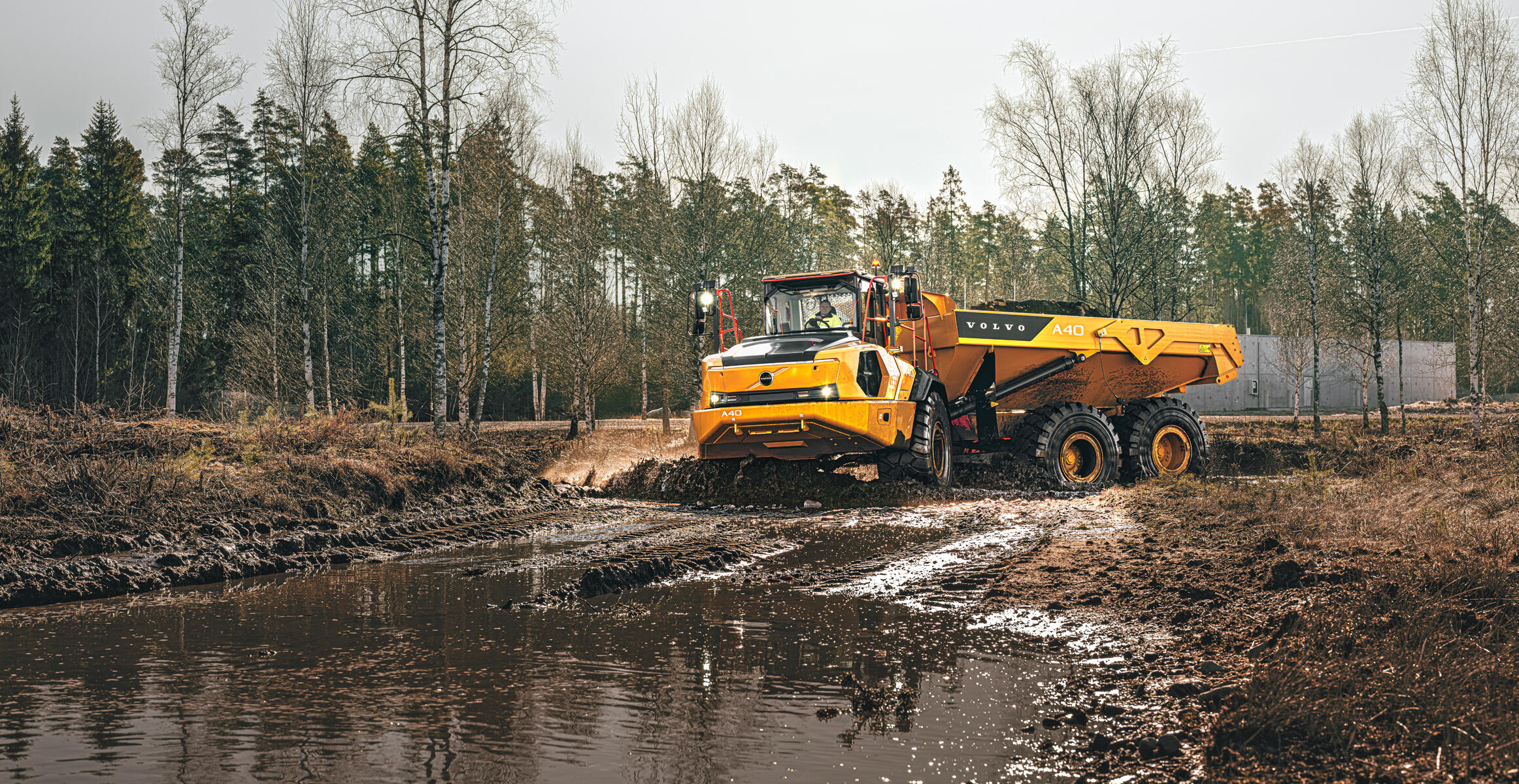 Den nya eldrivna ramstyrda dumpern Volvo A40 Electric kör genom lera