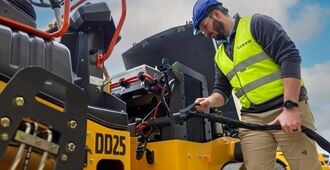 volvo-feature-asphalt-compactor-dd25-electric-reliable-charging-2324x1200