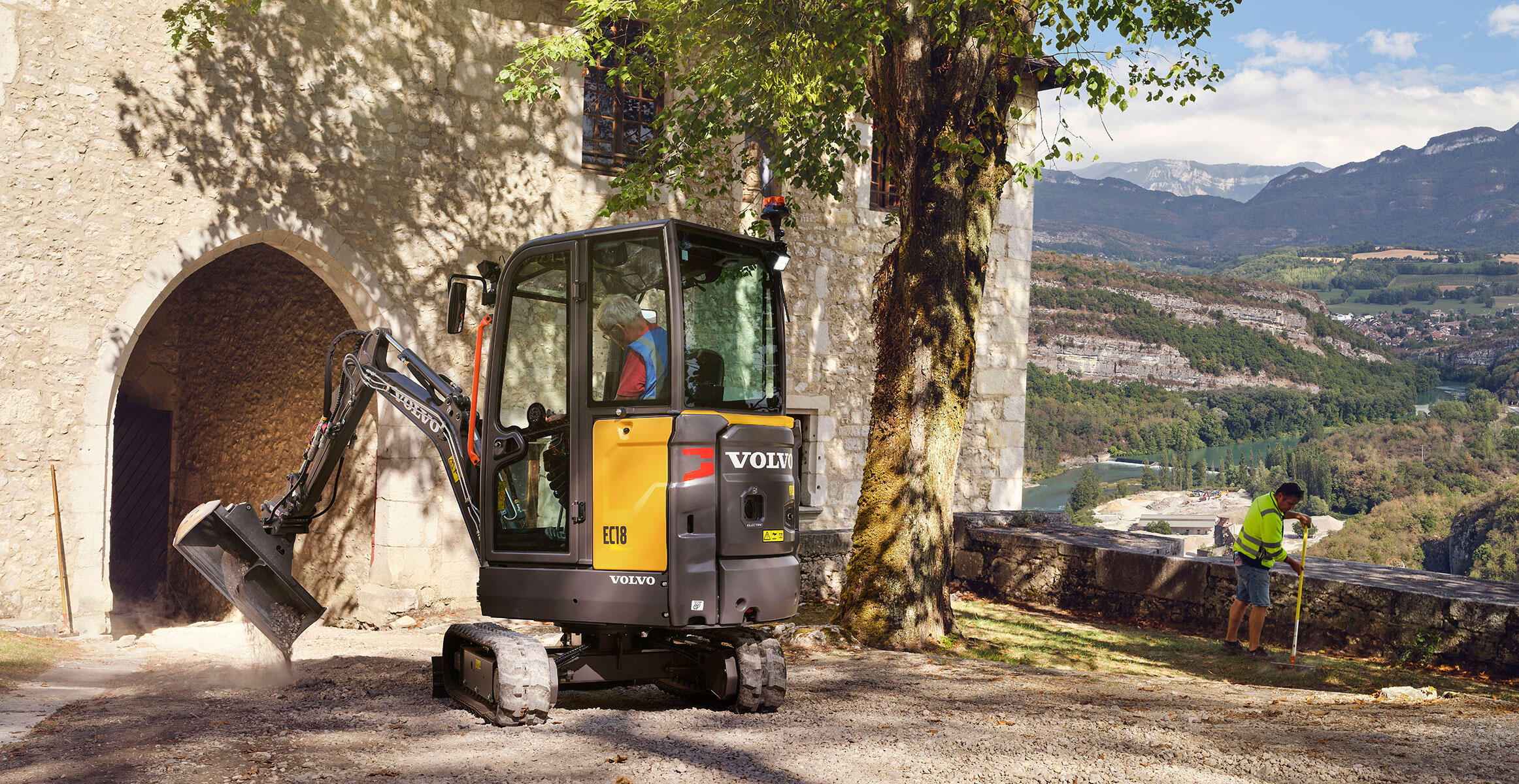 volvo-benefit-compact-excavator-ec18-electric-create-a-better-work-environment-2324x1200