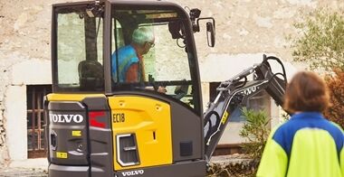 volvo-benefit-compact-excavator-ec18-electric-unrivalled-operator-experience-2324x1200
