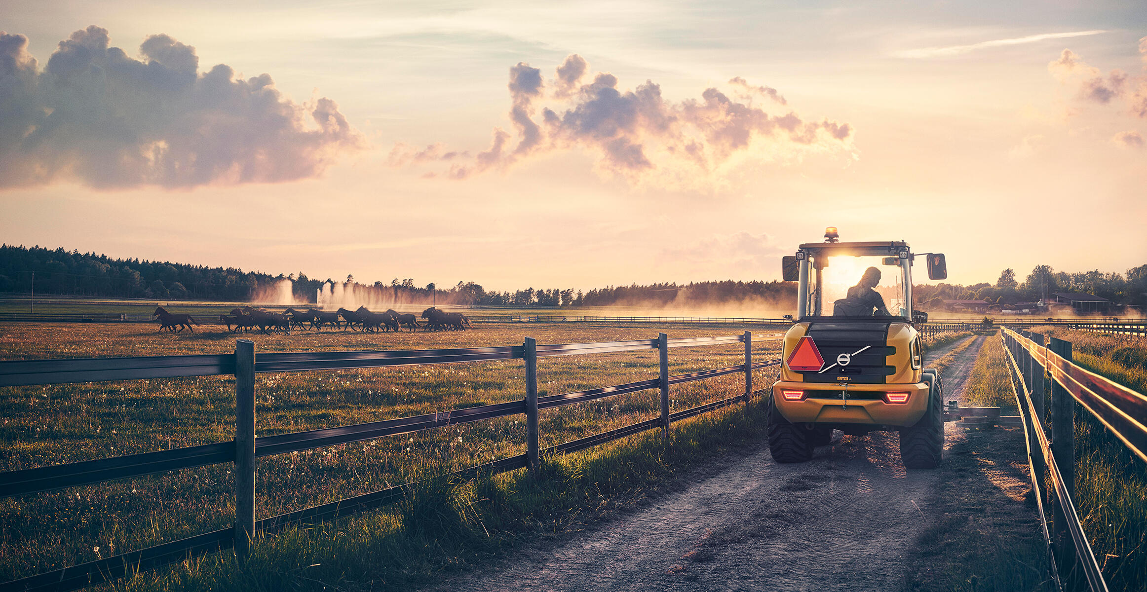 Elektryczna kompaktowa ładowarka kołowa Volvo L20 Electric poruszająca się po polnej drodze