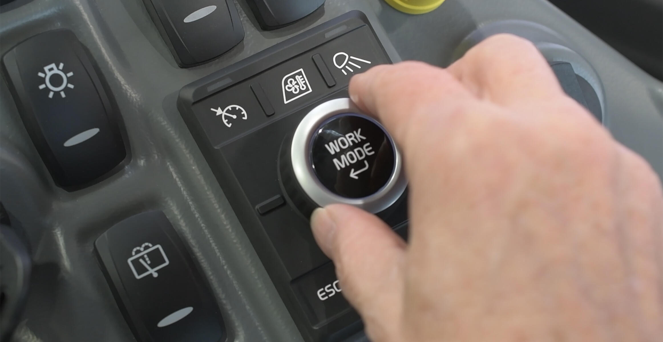 volvo-feature-compact-wheel-loader-l20-have-it-your-way-work-well-live-well-2324x1200