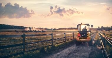 Volvos kompaktlastare L25 Electric kör längs markväg
