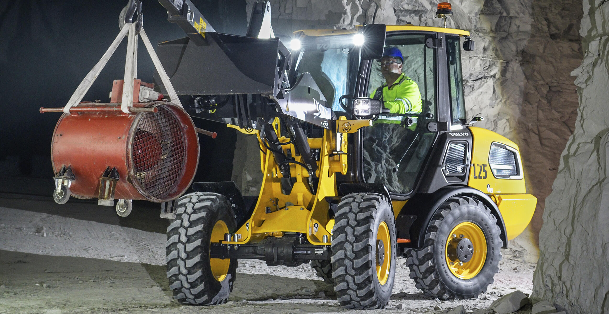 Elektryczna kompaktowa ładowarka kołowa Volvo L25 Electric transportująca niewielki sprzęt przy użyciu haka do podnoszenia