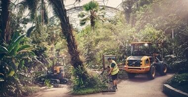 Volvos kompaktlastare L25 Electric i botanisk trädgård