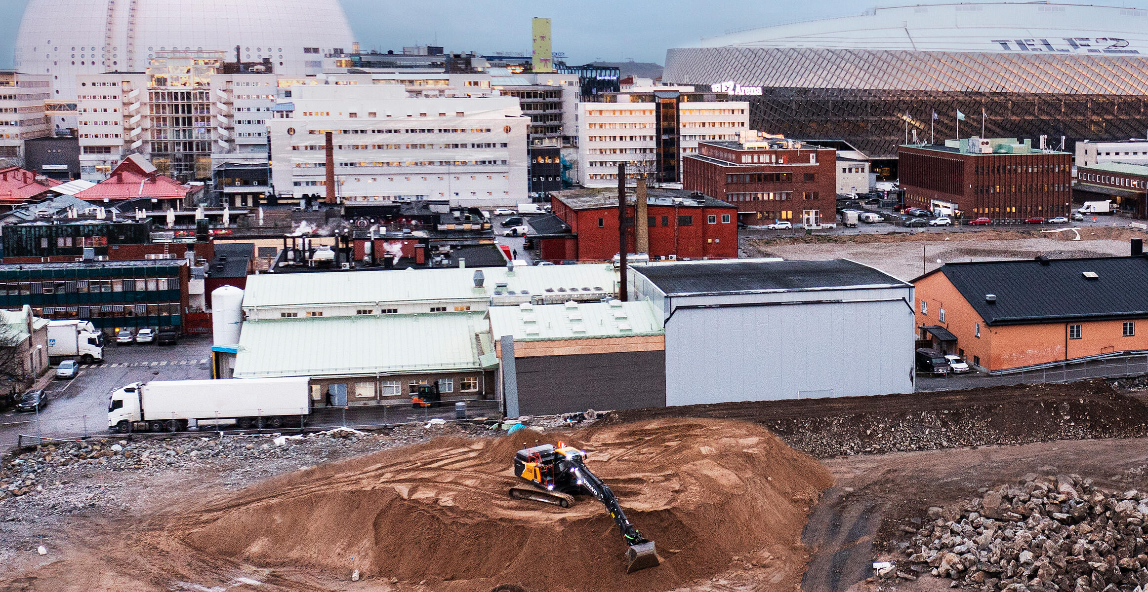 volvo-feature-crawler-excavator-ec230-electric-at home-in-the-city-clean-and-comfortable_2324x1200