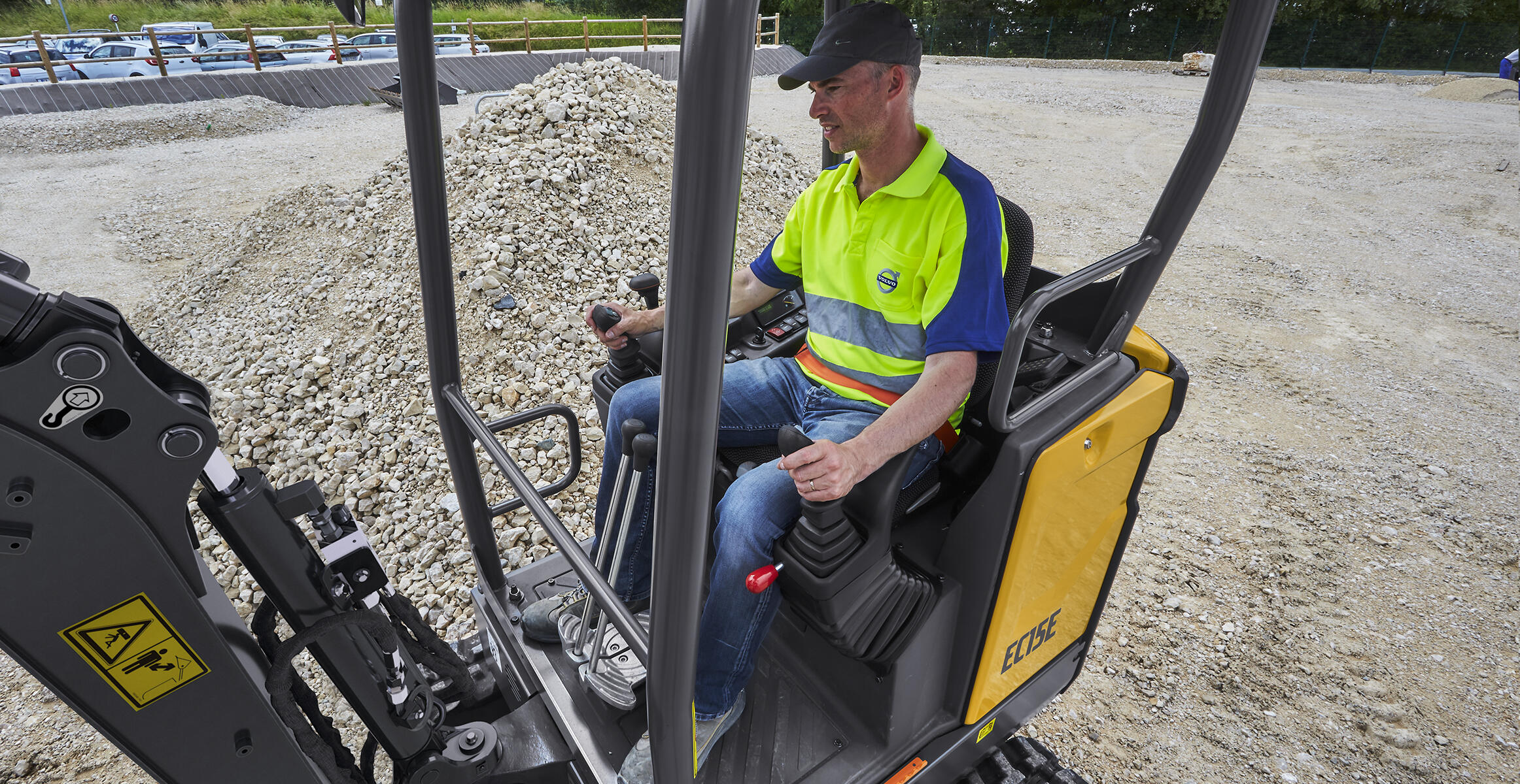 volvo-features-compact-excavator-ec15e-safe-and-easy-operation-compact-by-design-2324x1200