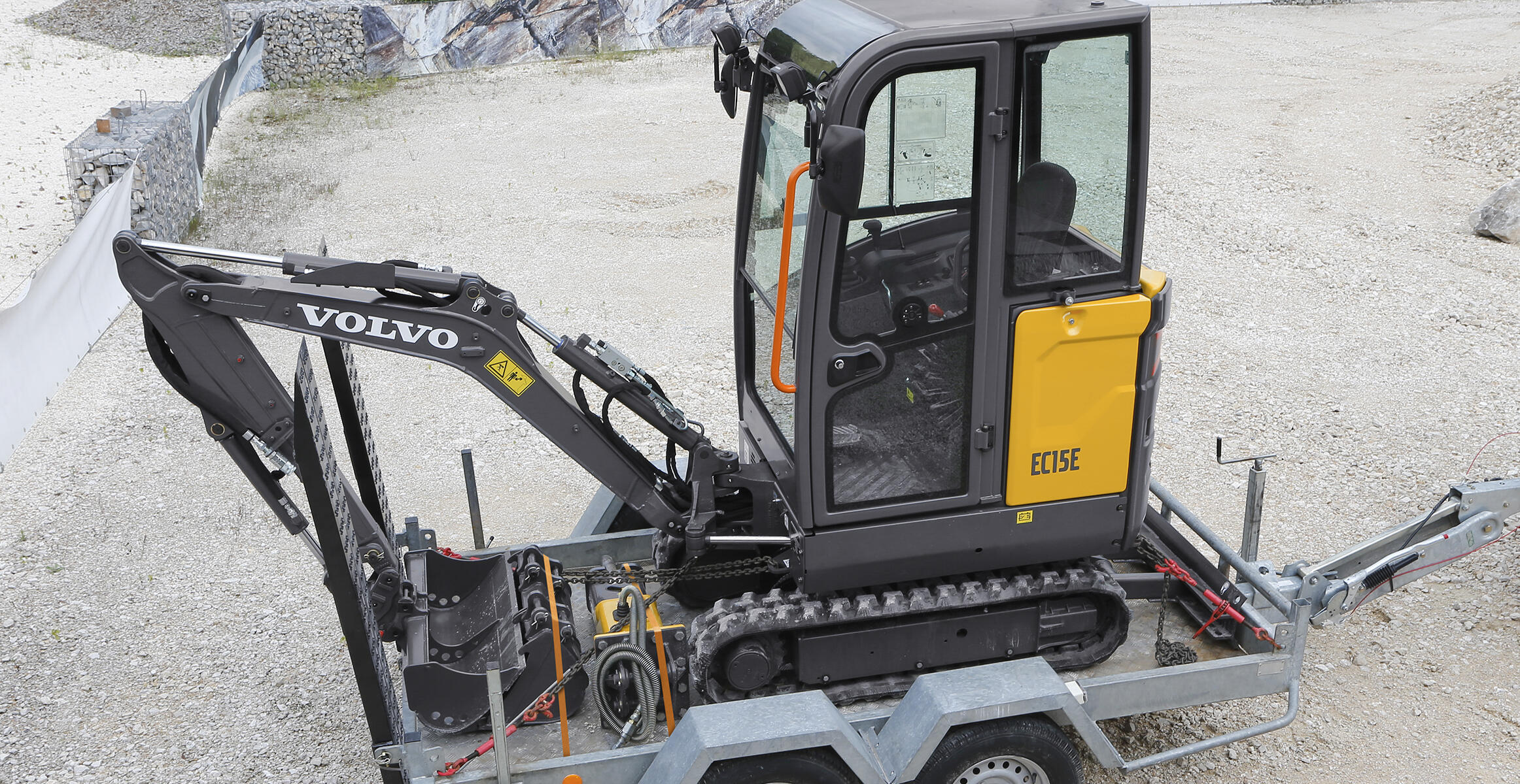 volvo-features-compact-excavator-ec15e-transport-with-ease-compact-by-design-2324x1200
