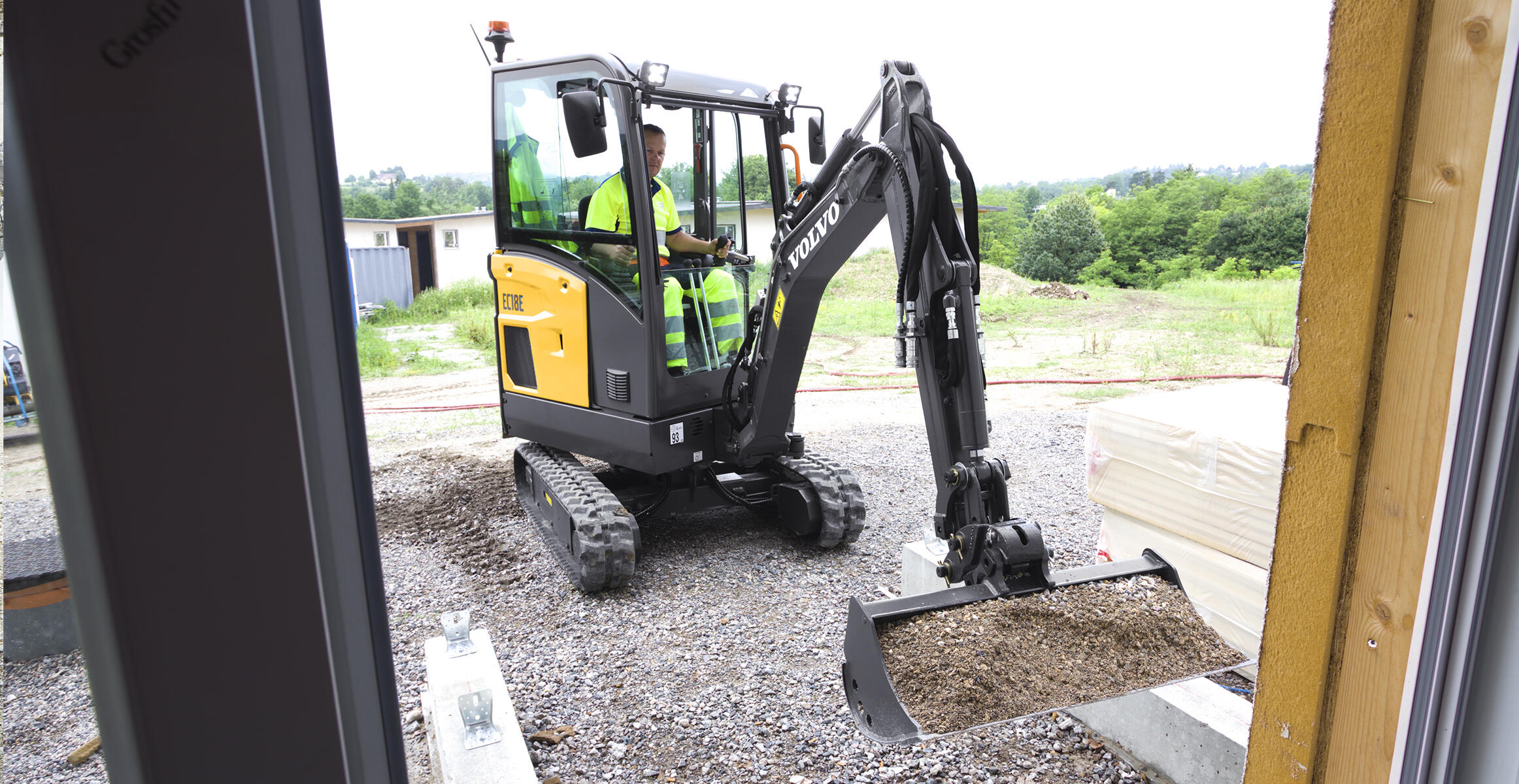 volvo-features-compact-excavator-ec18e-perfect-control-ultimate-all-arounder-2324x1200