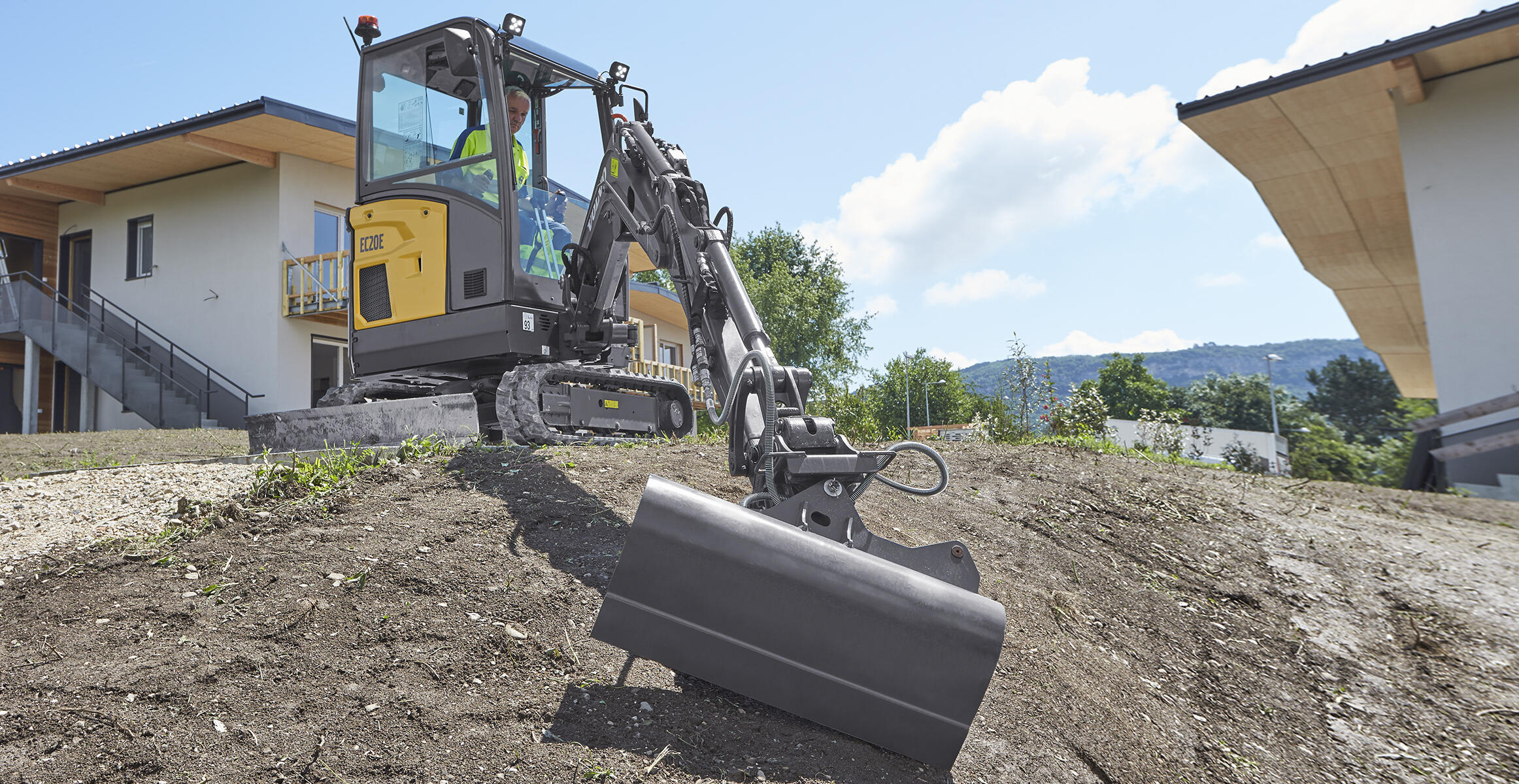 volvo-features-compact-excavator-ec20e-versatile-performance-ultimate-all-arounder-2324x1200