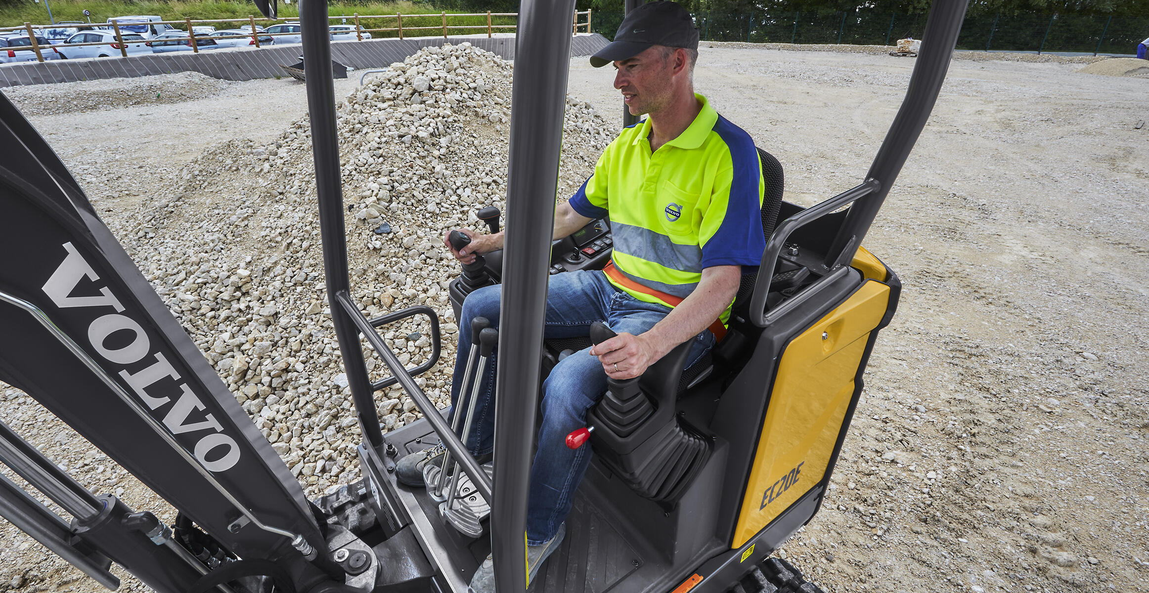 volvo-features-compact-excavator-ec20e-safety-first-small-machine-big-performance-2324x1200