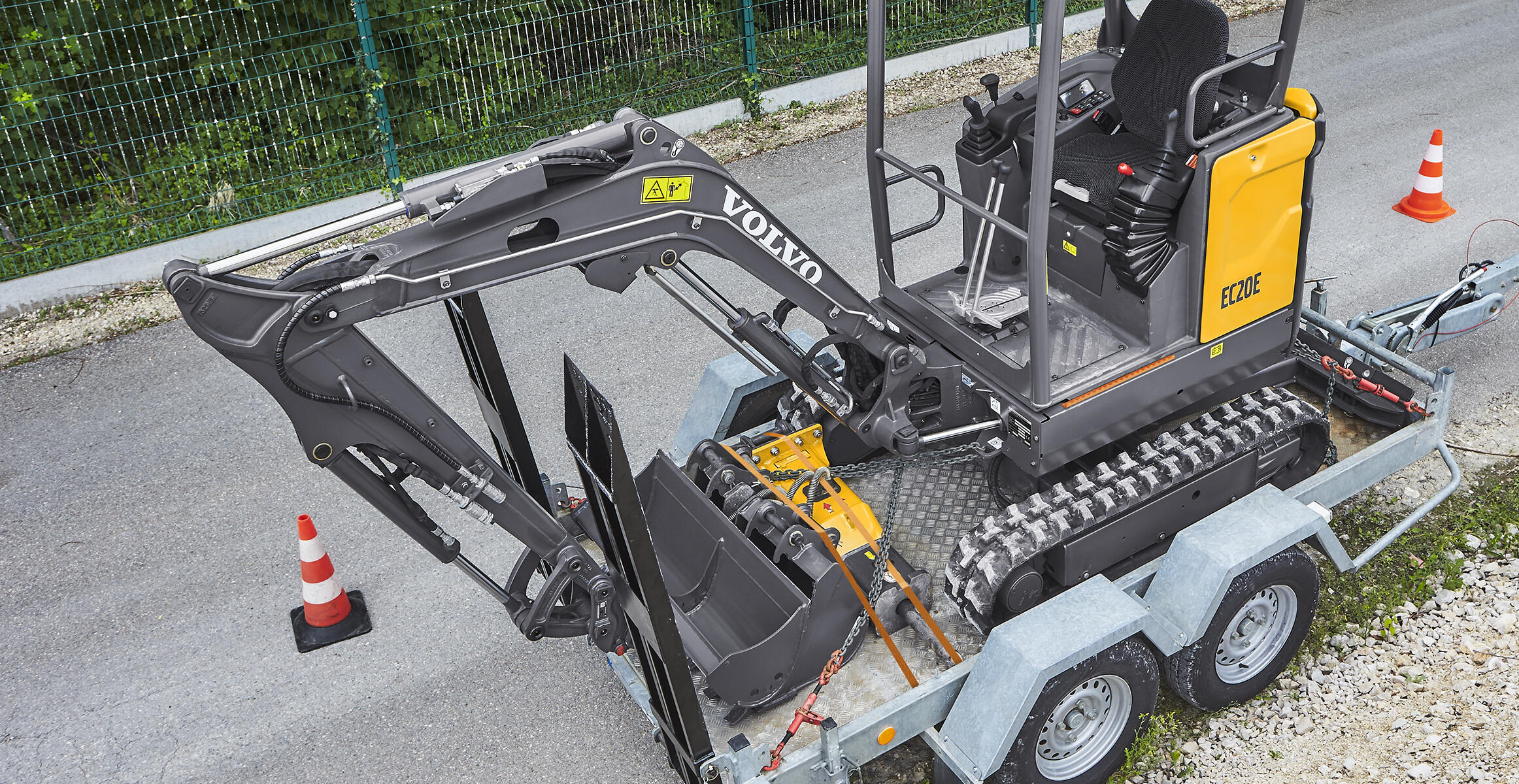 volvo-features-compact-excavator-ec20e-transport-with-ease-ultimate-all-arounder-2324x1200