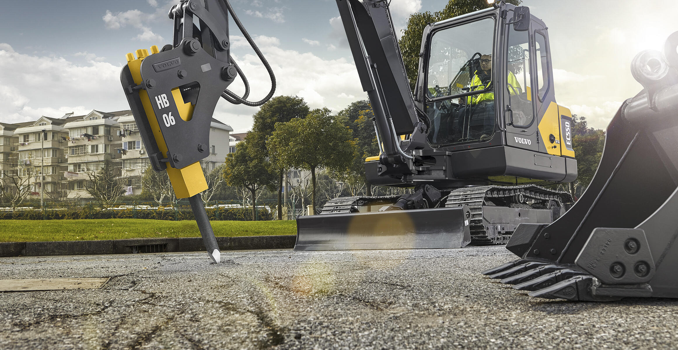 volvo-benefits-compact-excavator-ec55d-offsetboom-t3-robust-attachments-to-match-2324x1200