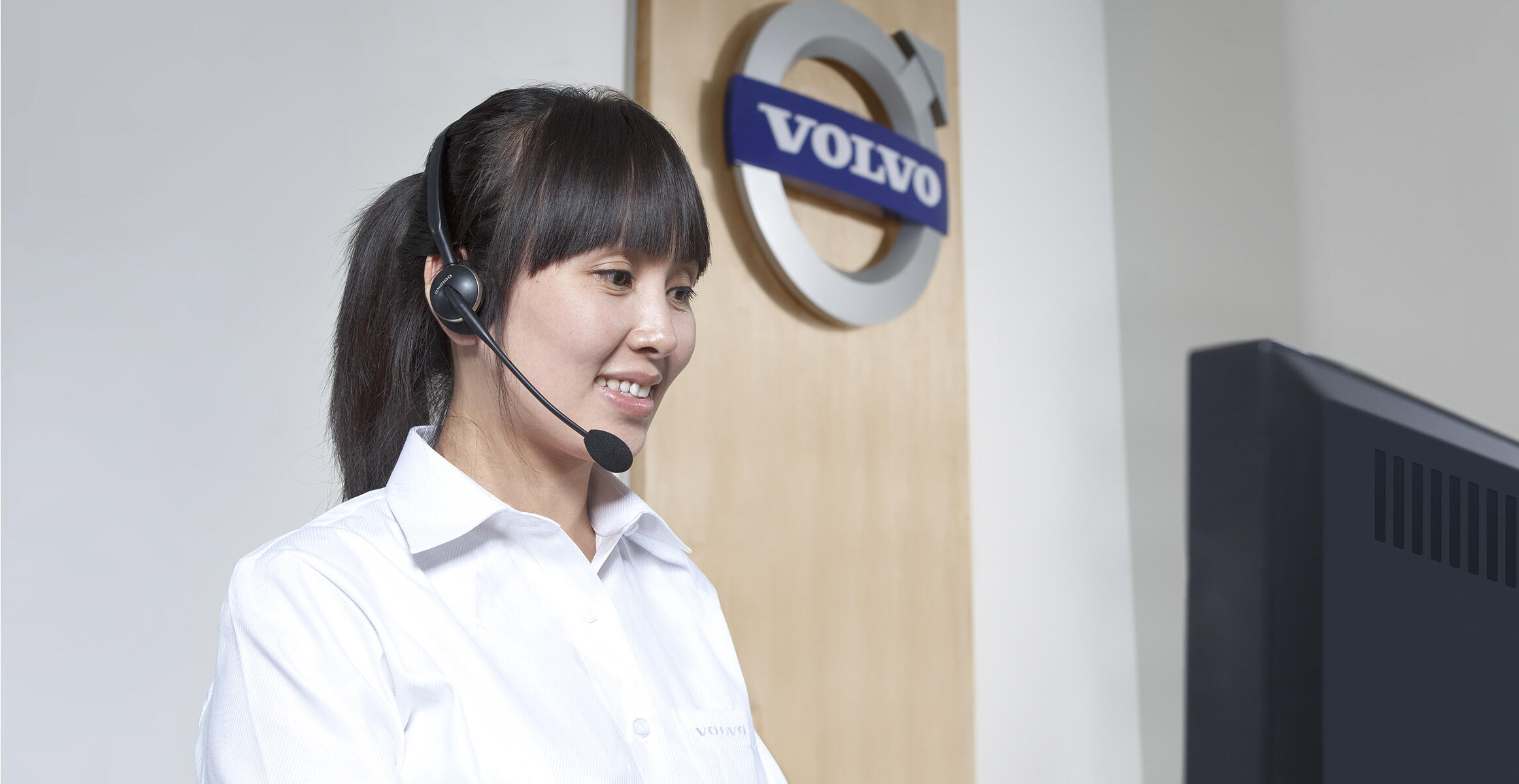 volvo-features-compact-excavator-ec75d-t3-support-center-serviceability-2324x1200