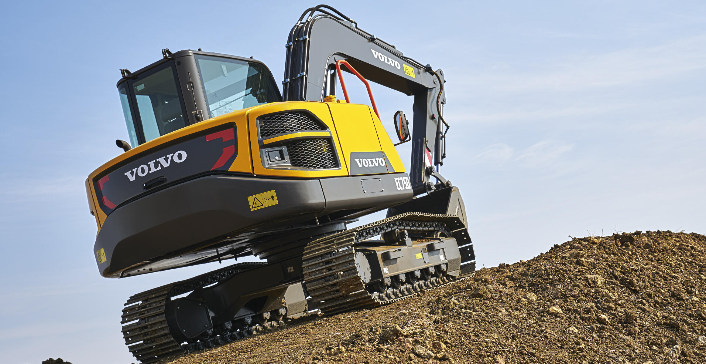 volvo-features-compact-excavator-ec75d-t3-tractive-force-digging-power-2324x1200