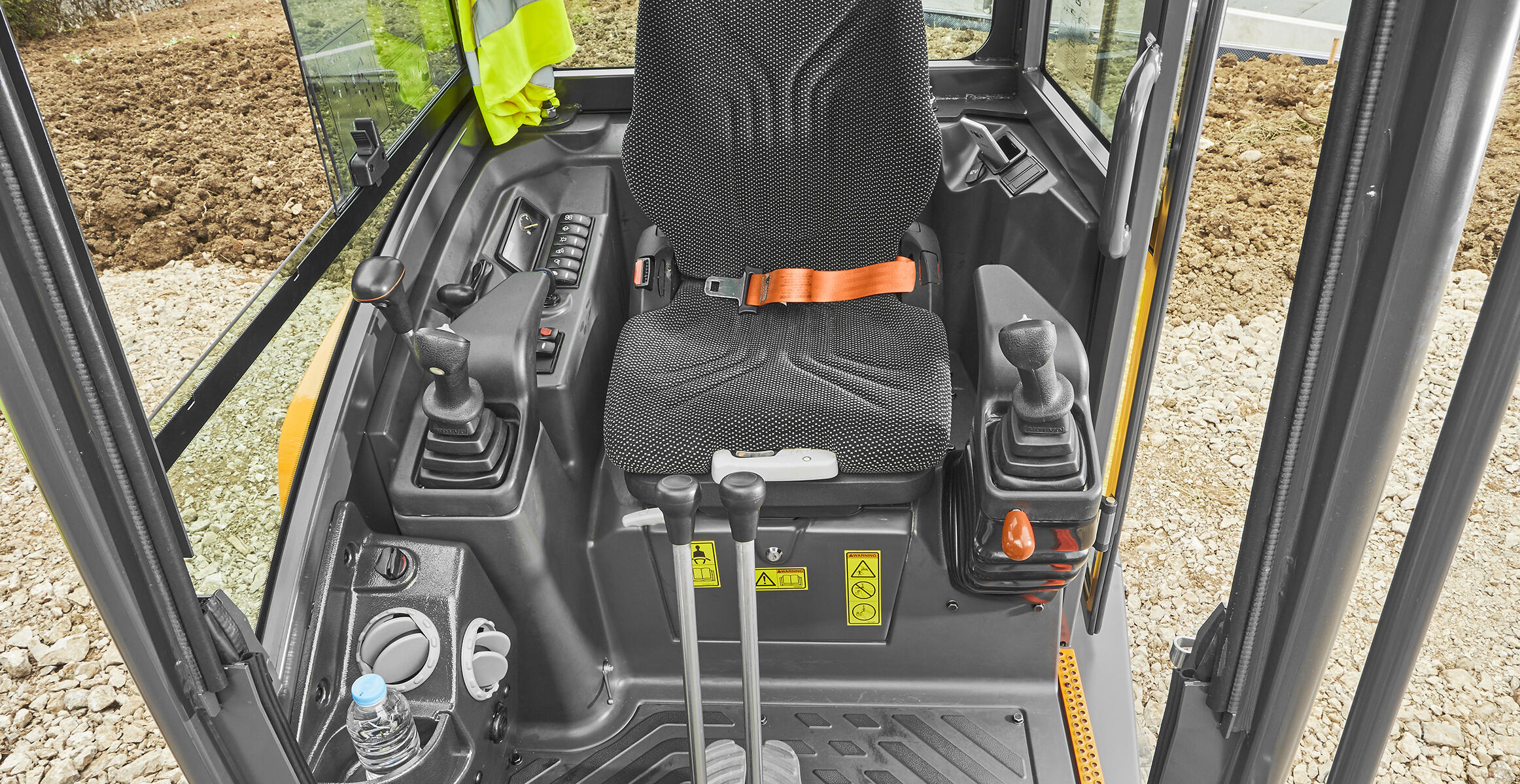 volvo-features-compact-excavator-ecr25d-t4f-the-operator-s-choice-made-for-mobility-2324x1200
