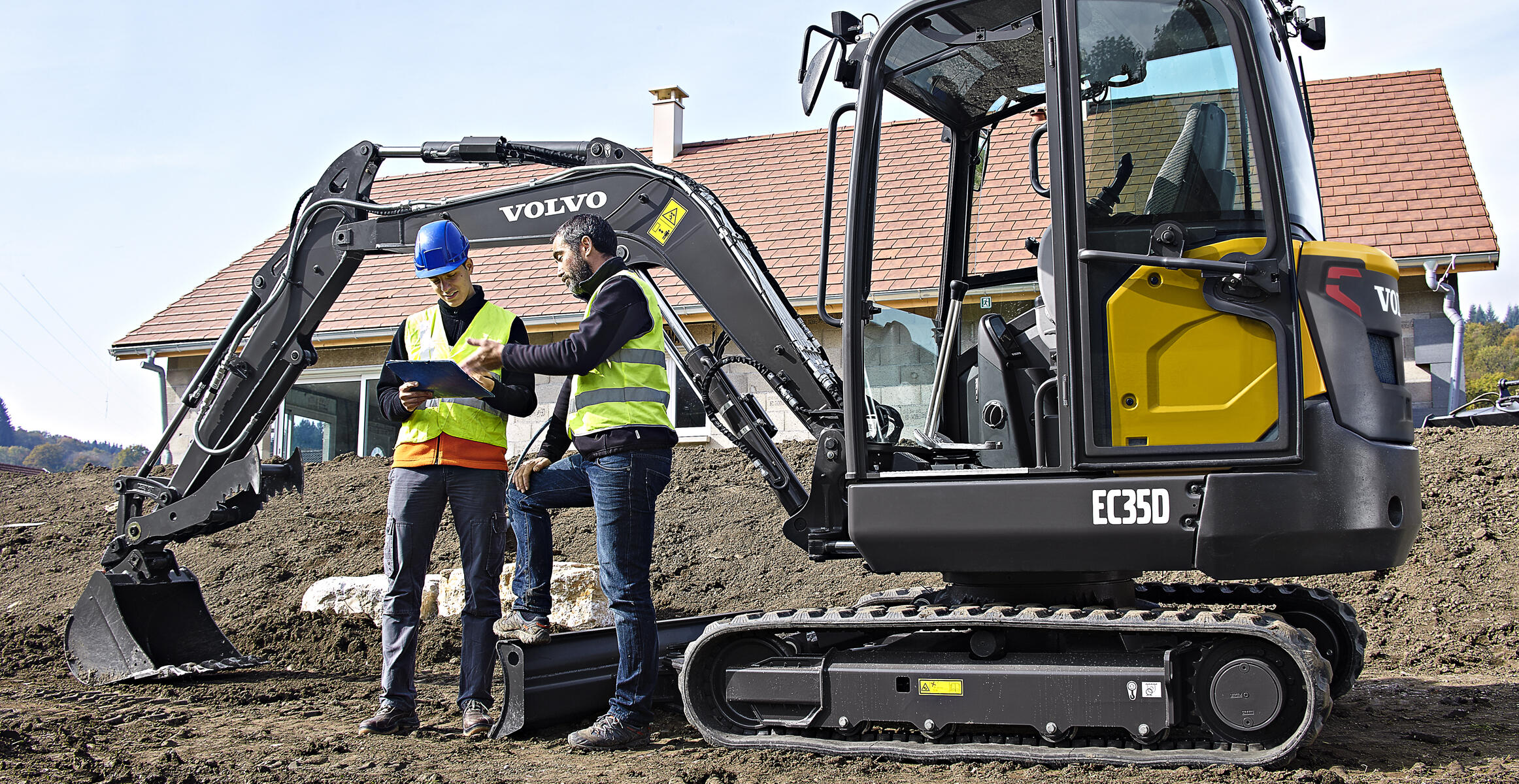 volvo-features-compact-excavator-ec35d-siiia-t4-low-total-cost-of-ownership-operator-environment-2324x1200
