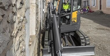 volvo-benefit-compact-excavator-ecr50-f-sv-t4f-durable-by-design-2324x1200