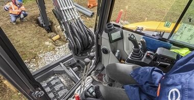 volvo-benefit-compact-excavator-ecr58-f-sv-t4f-the-industry-s-best-cab-2324x1200