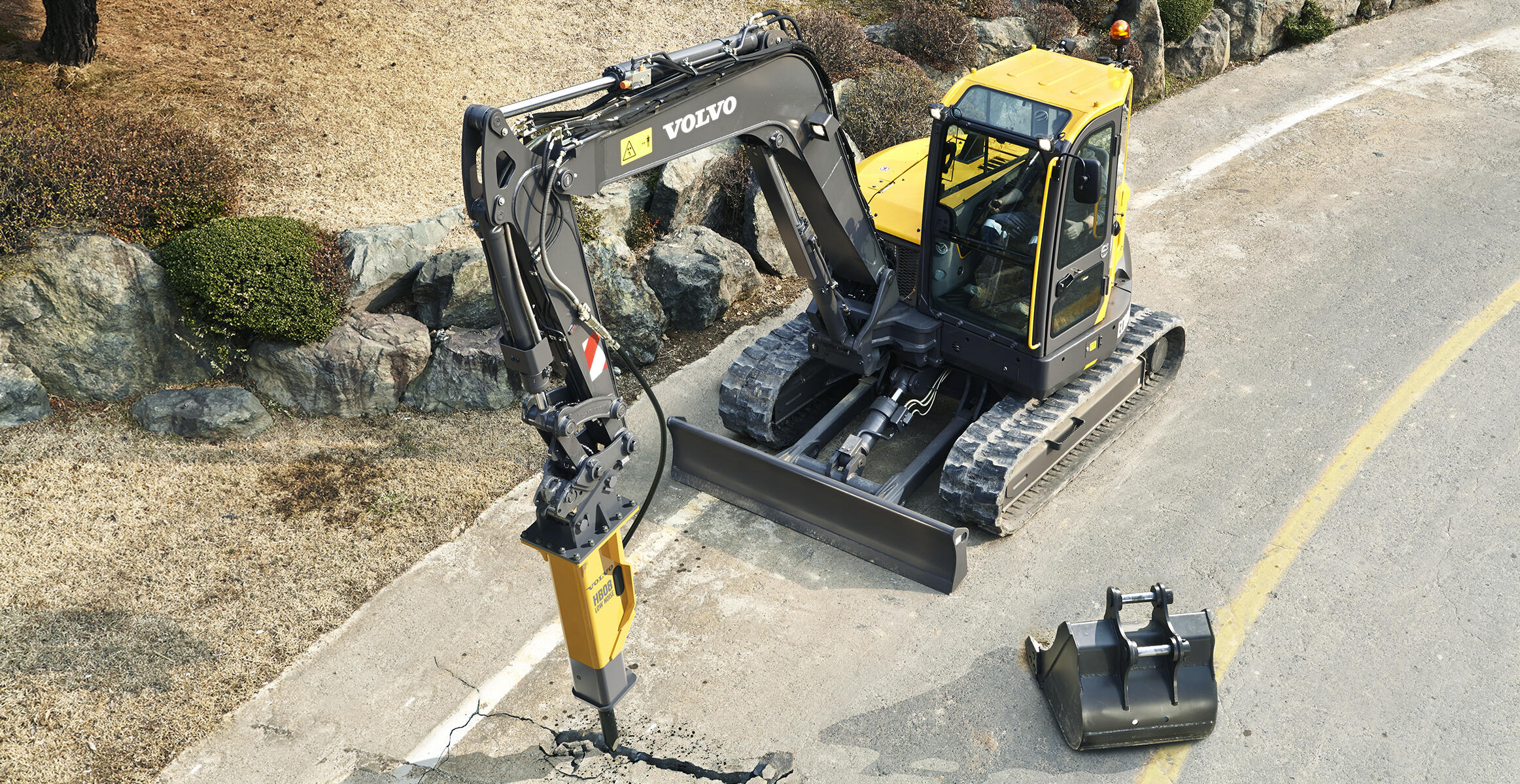 volvo-benefits-compact-excavator-ecr88d-fl-attachments-versatility-emea-2324x1200