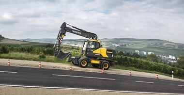 volvo-benefits-wheeled-excavator-ew180e-t4f-boom-suspension-system-2324x1200
