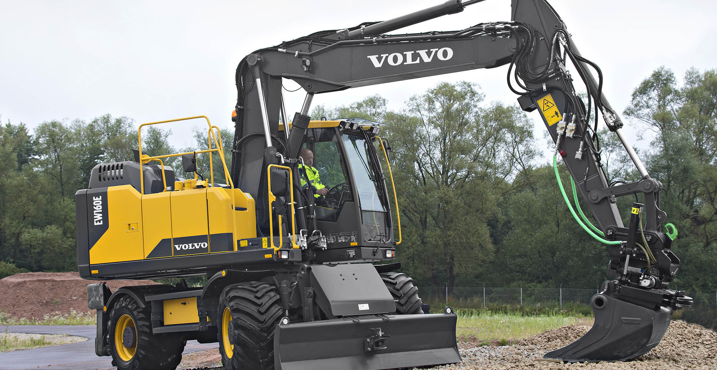 volvo-features-wheeled-excavator-ew160e-t4f-ew180e-t4f-breaker-shear-and-tilt-rotate-management-the-trailer-hitch-2324x1200