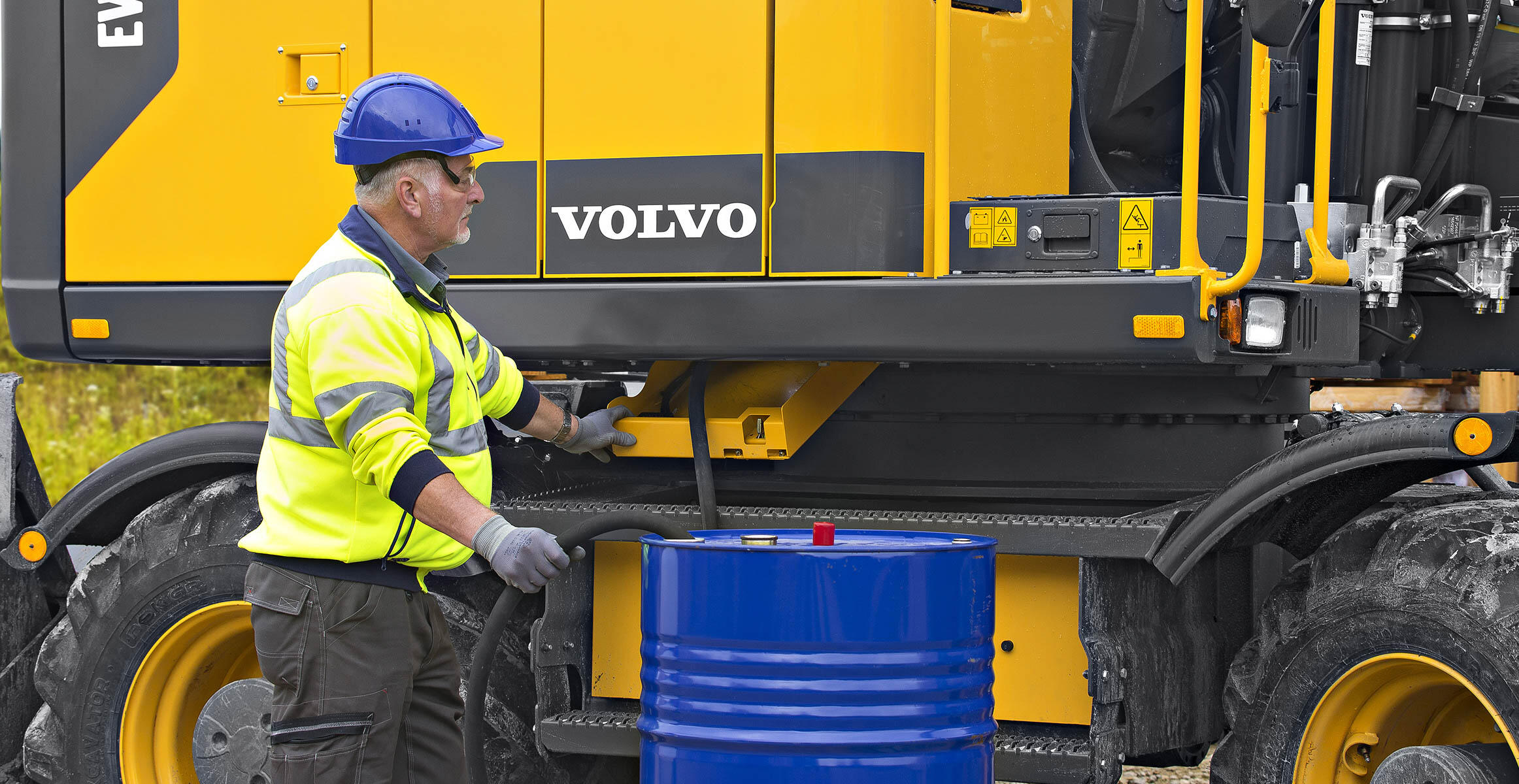 volvo-features-wheeled-excavator-ew160e-t4f-ew180e-t4f-fuel-filler-pump-cab-2324x1200