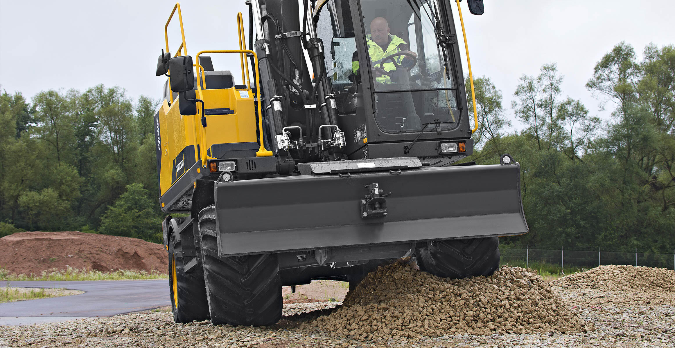 volvo-features-wheeled-excavator-ew160e-t4f-ew180e-t4f-robust-axles-engine-2324x1200