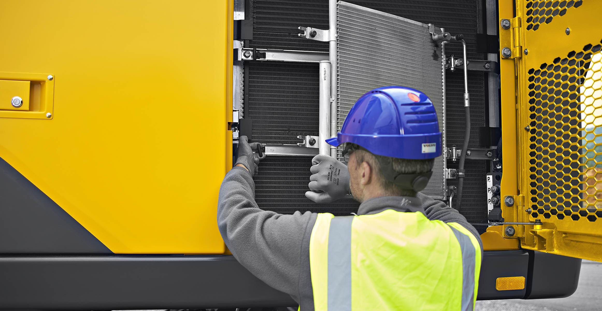 volvo-features-wheeled-excavator-ew180e-t4f-pivoting-ac-condenser-service-access-2324x1200