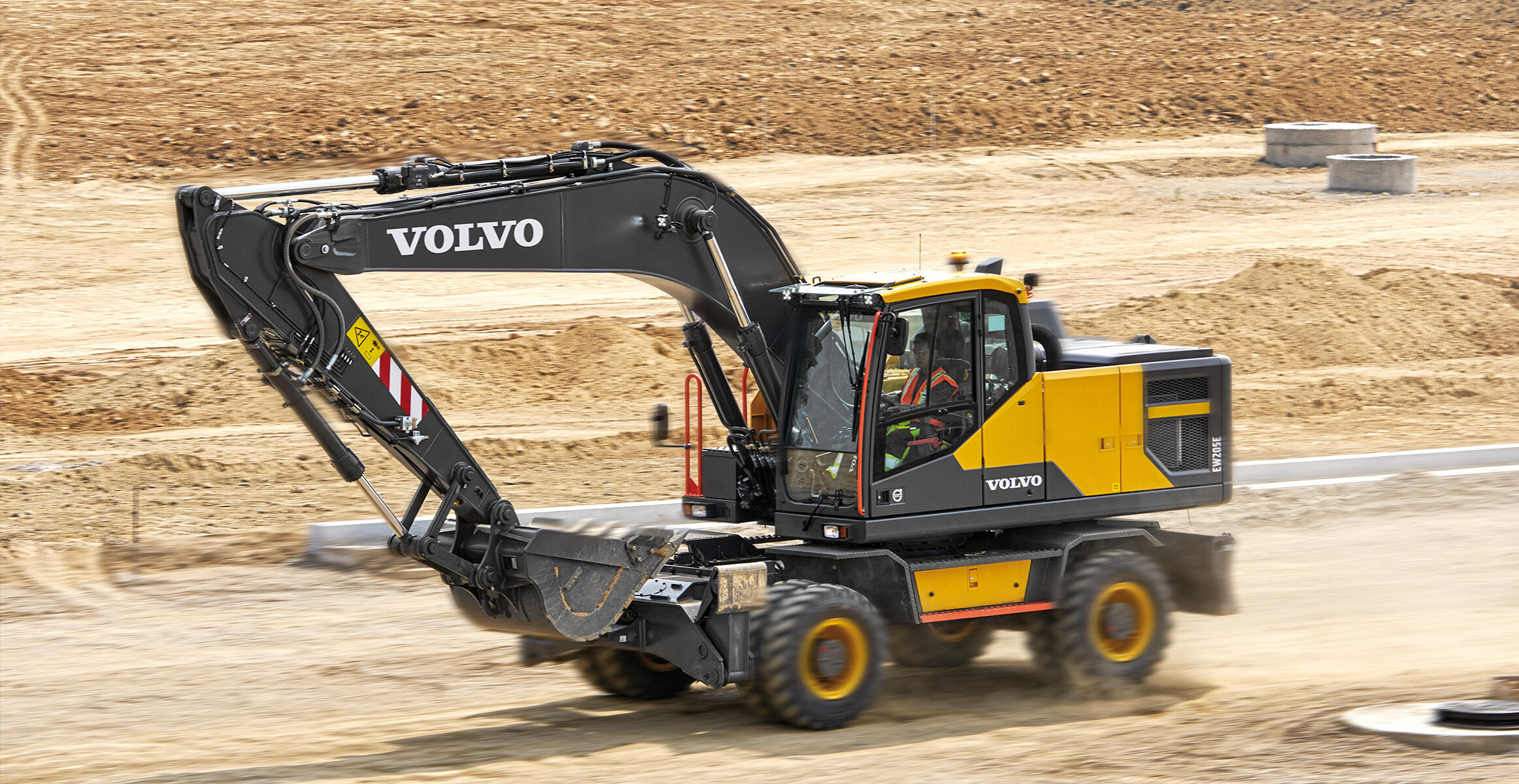 volvo-features-wheeled-excavator-ew205e-t4f-know-no-limits-comfort-counts-2324x1200
