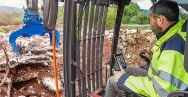 volvo-benefits-wheeled-excavator-ew240emh-t4f-configured-your-way-2324x1200