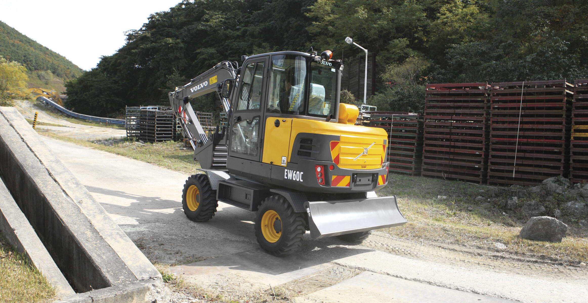 volvo-features-compact-excavator-ew60c-t3-travel-capacity-on-sloping-sites-volvo-engine-2324x1200