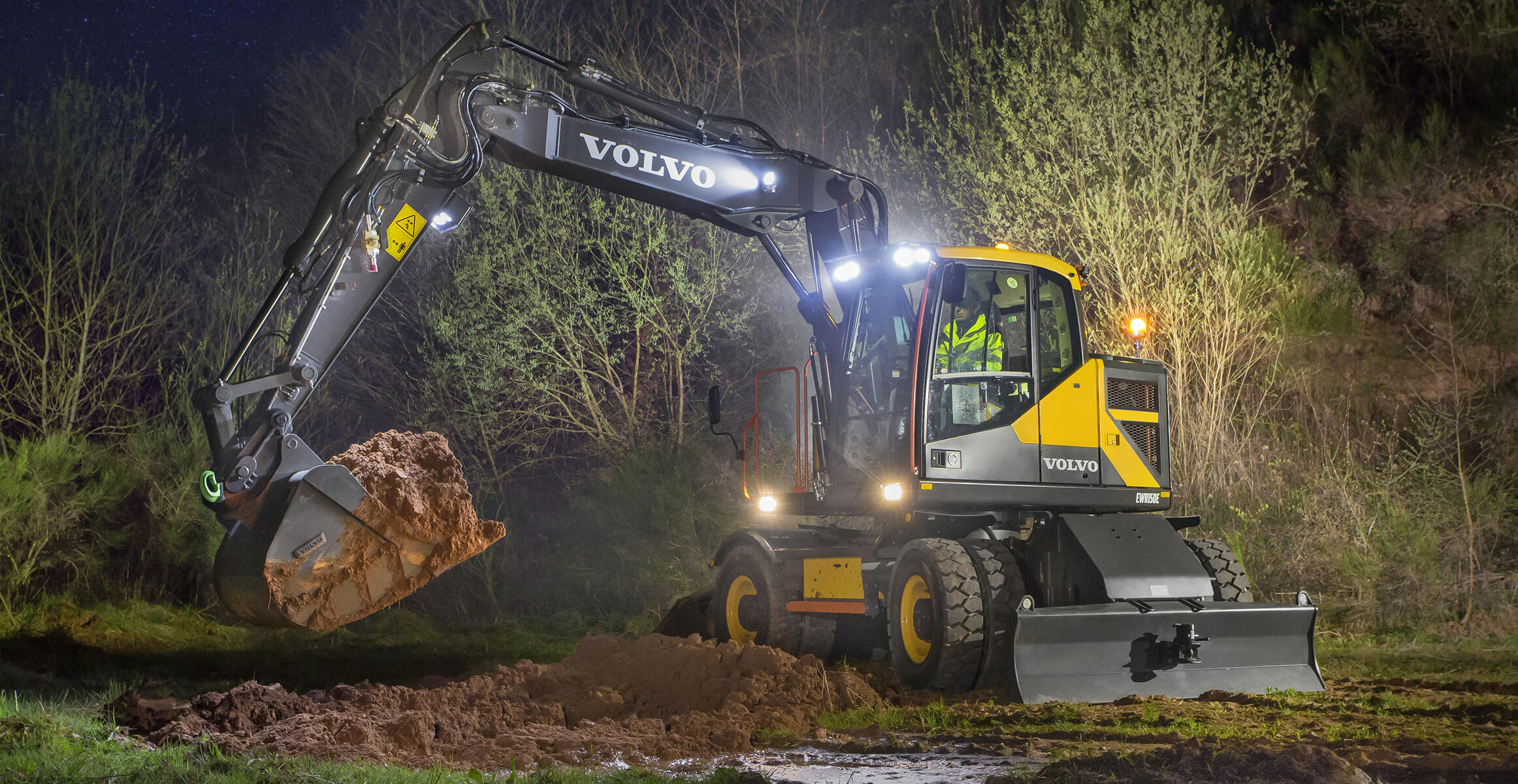 volvo-features-wheeled-excavator-ewr150e-t4f-a-genuine-15-ton-machine-short-radius-performance-2324x1200