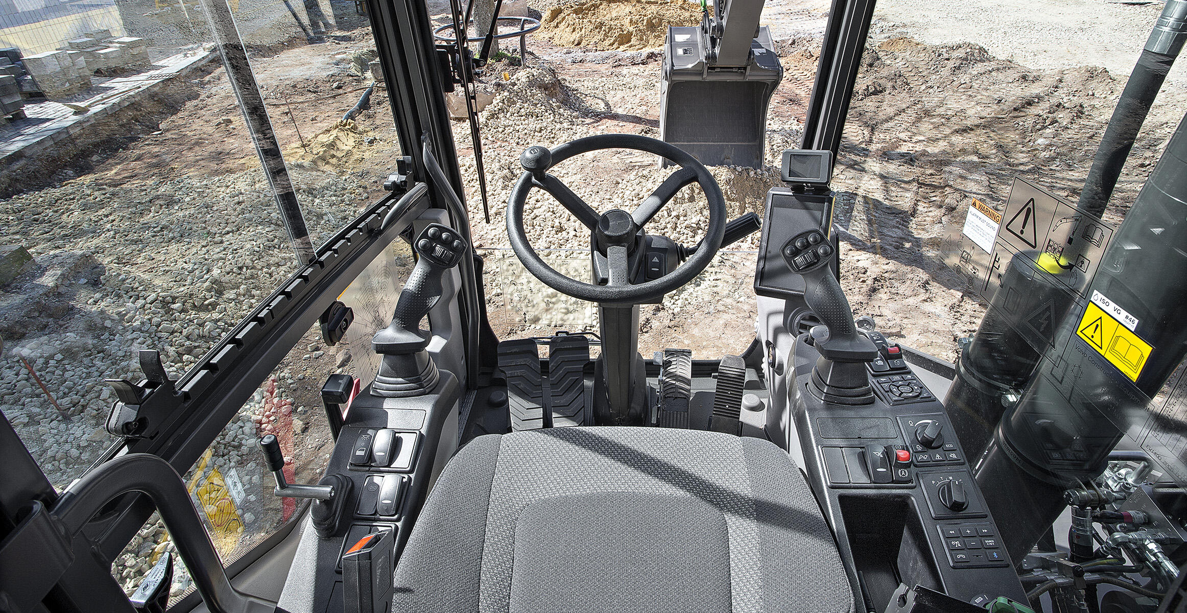 volvo-features-wheeled-excavator-ewr150e-t4f-hmi-visibility-2324x1200