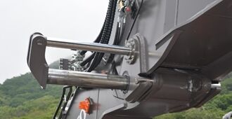 volvo-benefits-crawler-excavator-ec750ehr-t4f-multi-use-demolition-excavator-2324x1200