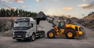 Volvohjullastare lastar en Volvolastbil
