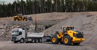 Två Volvo L150-hjullastare i en bergtäkt vid en Volvolastbil