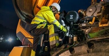 Volvohjullastare som ges service av tekniker på natten