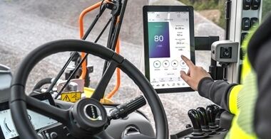 Närbild på Volvo Co-Pilot och en andra display i en Volvo L150-hjullastare