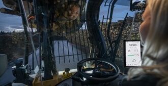 Inuti hytten på Volvo L200 High Lift-hjullastare med Load Assist på skärmen