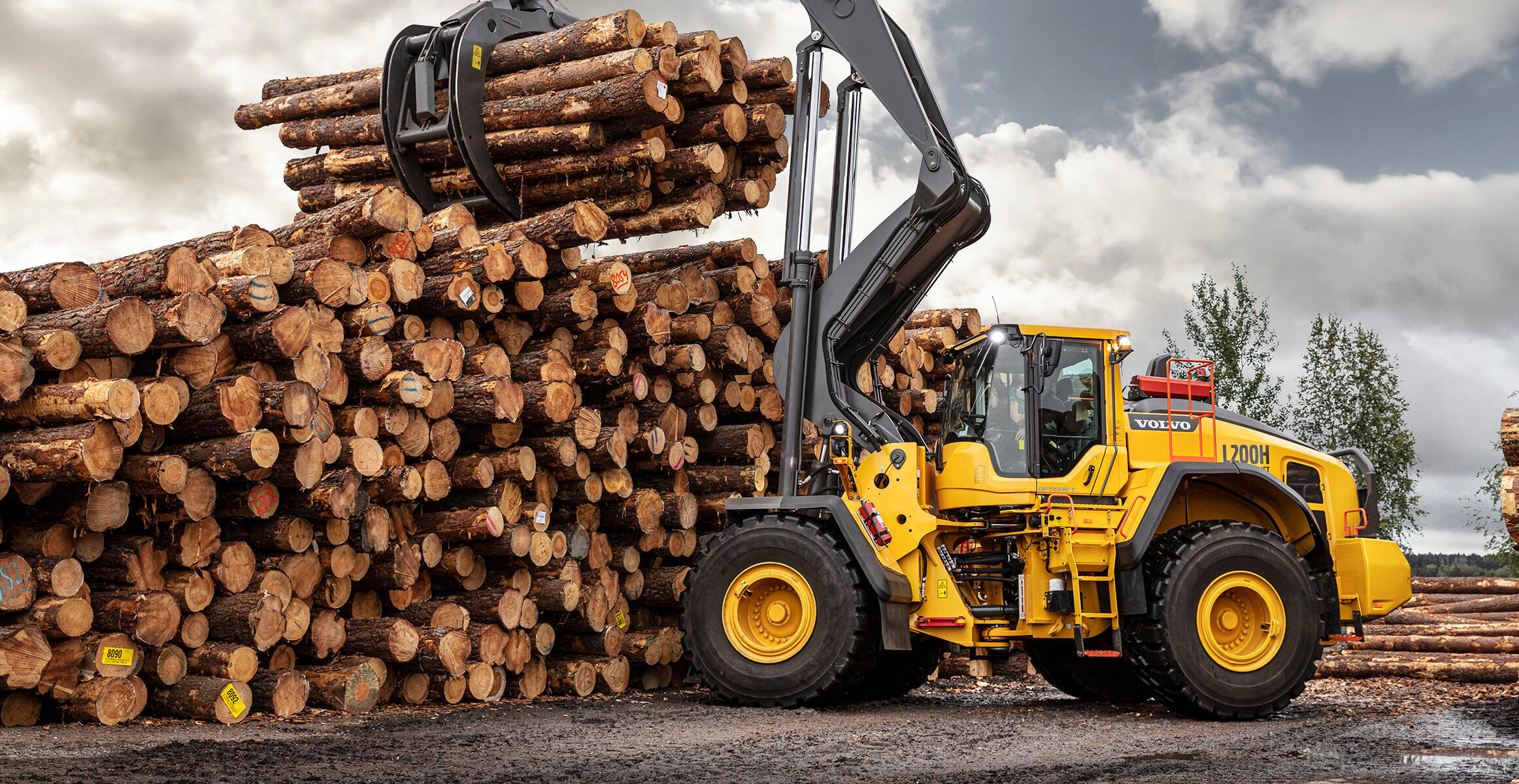 volvo-feature-wheel-loader-l200hhl-cheaper-site-maintenance-a-proven-concept-since-1974-2324x1200