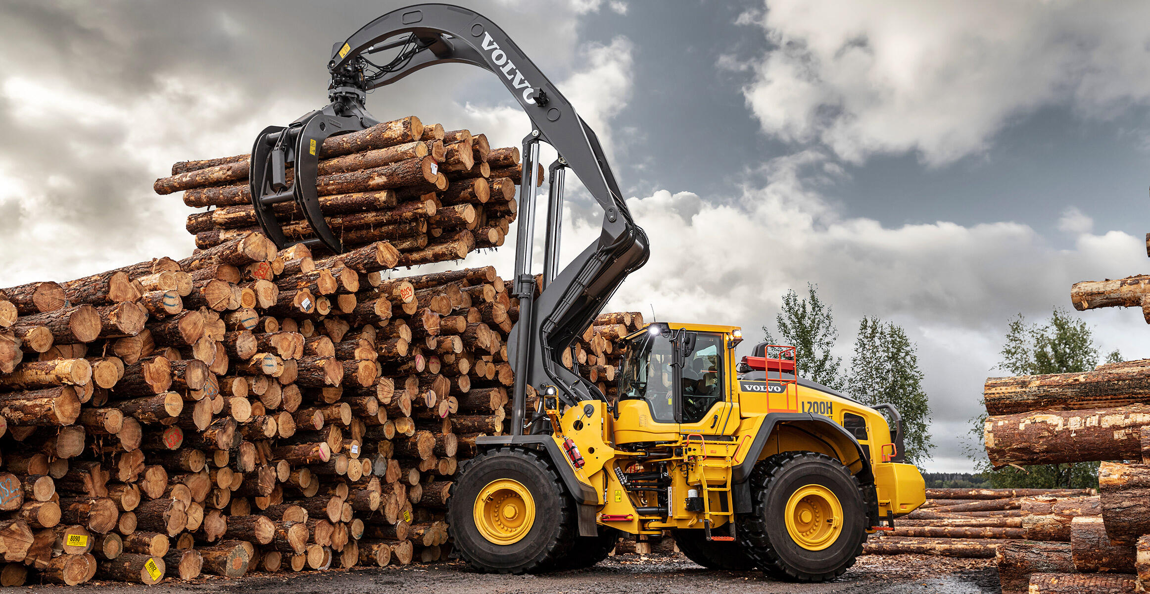 volvo-feature-wheel-loader-l200hhl-increased-stability-lift-up-to-13-percent-more-2324x1200