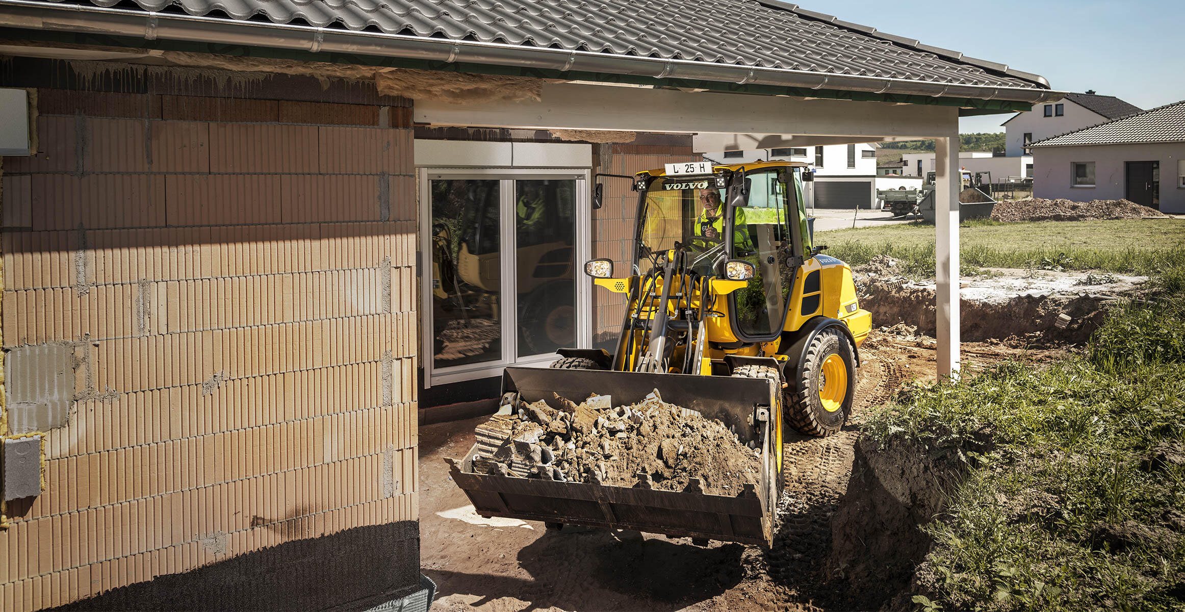 volvo-features-compact-wheel-loader-l20h-t4f-l25h-t4f-access-tight-areas-power-to-perform-2324x1200