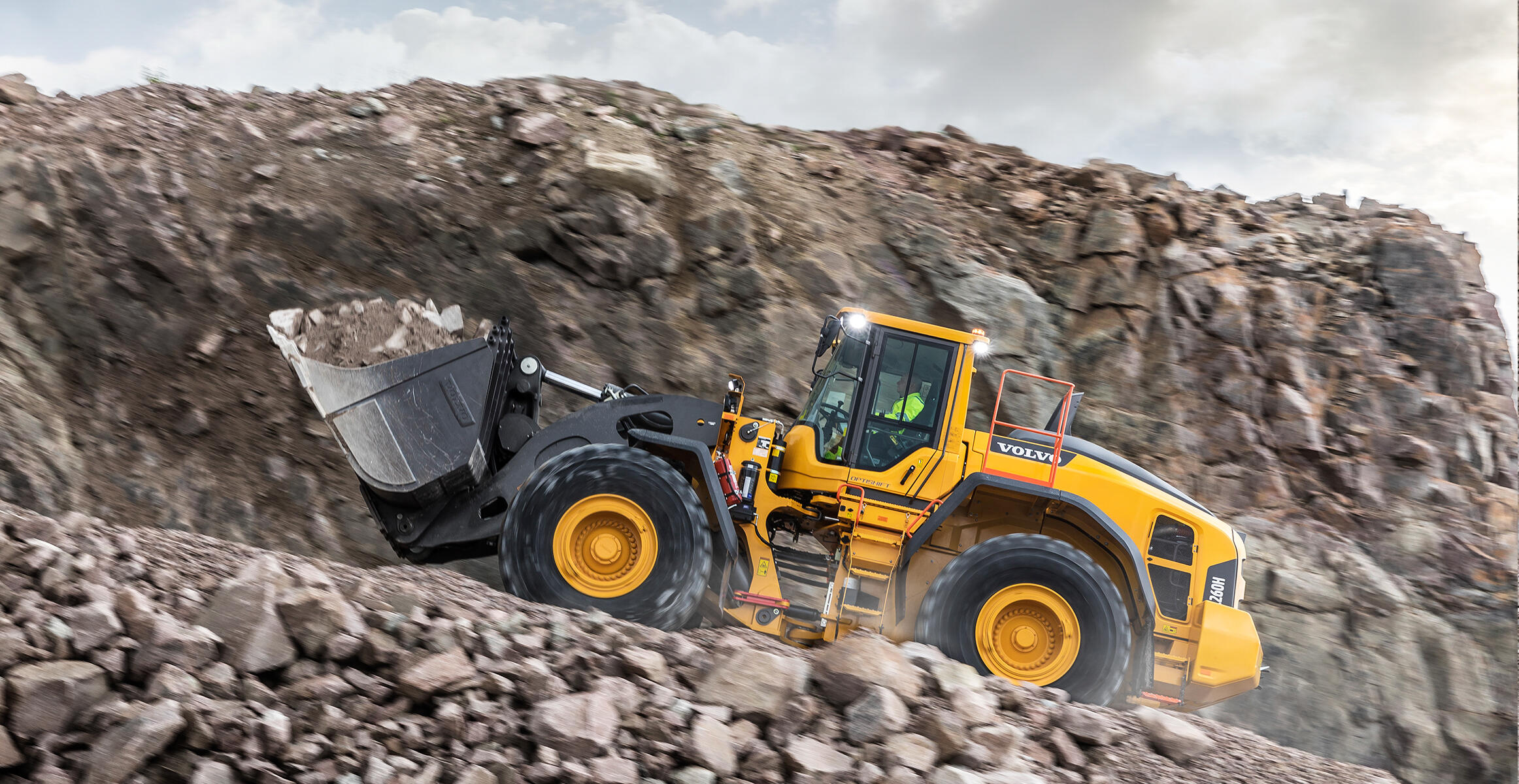 volvo-features-wheel-loader-l260h-volvo-engine-boost-your-productivity-by-15-per-cent-2324x1200
