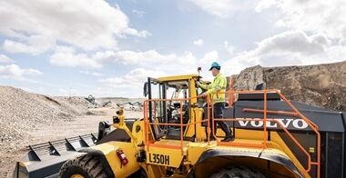 volvo-benefit-wheel-loader-l350h-update-t4f-operator-in-focus-2324x1200