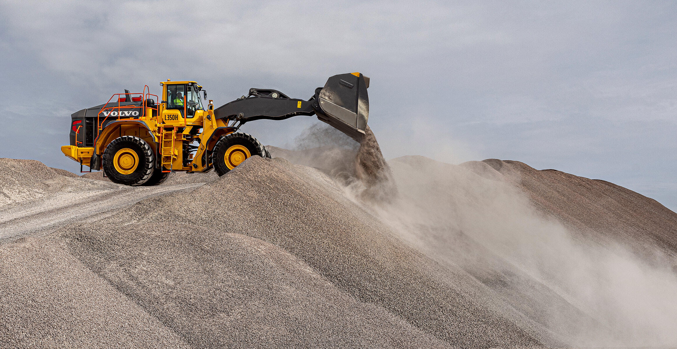 Side  view of the L350H wheel loader in re-handling purpose configuration.
