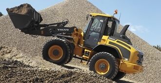Side profile of the Volvo L45H highlighting the optimized driveline to tackle every terrain.