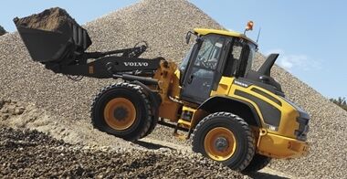 Side profile of the Volvo L45H highlighting the optimized driveline to tackle every terrain.